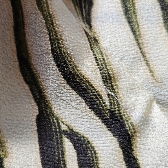 Vince Camuto 1x green and ivory open collar blouse - Picture 3 of 16